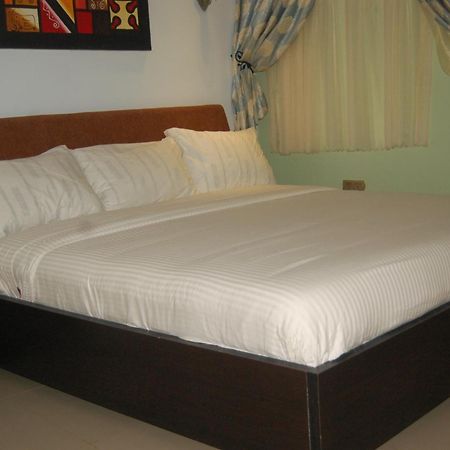 Ben Auto Hotel Lagos Extérieur photo