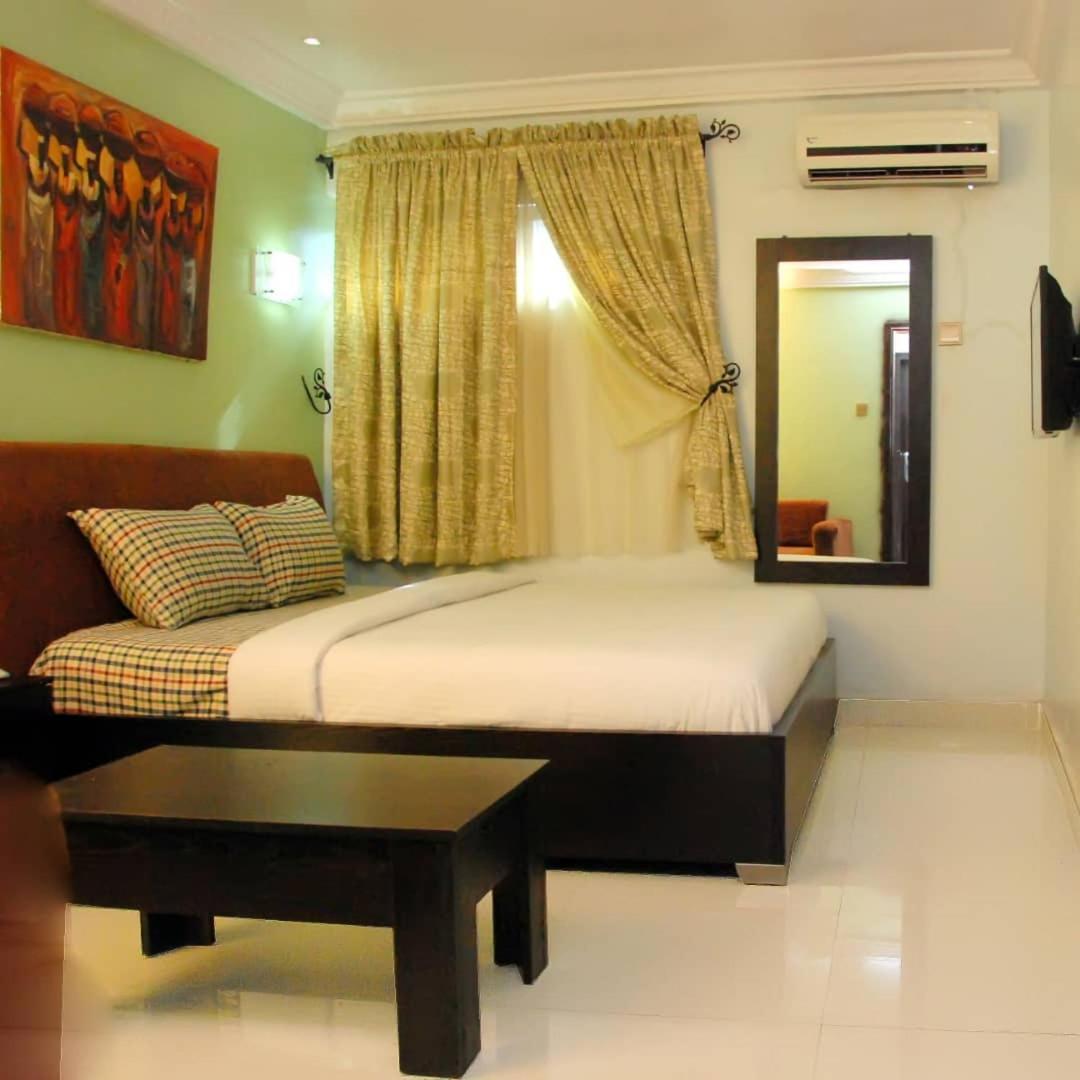 Ben Auto Hotel Lagos Extérieur photo