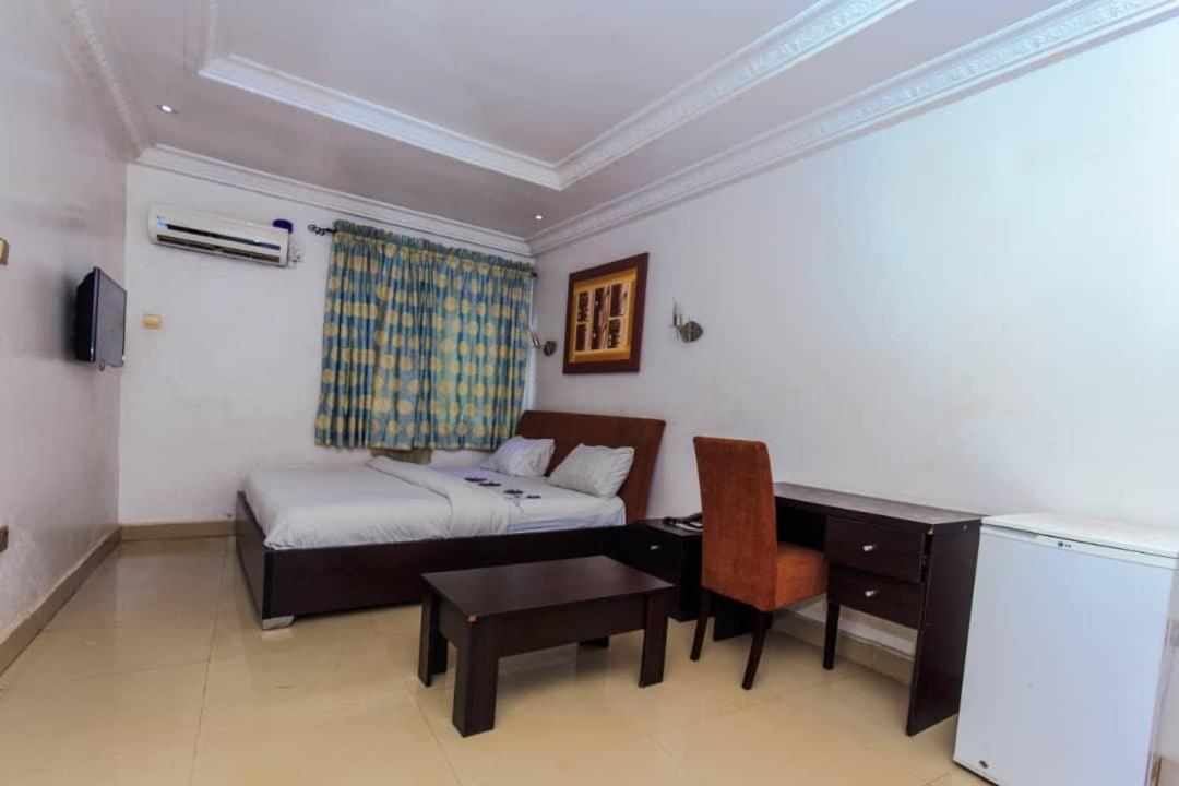 Ben Auto Hotel Lagos Extérieur photo