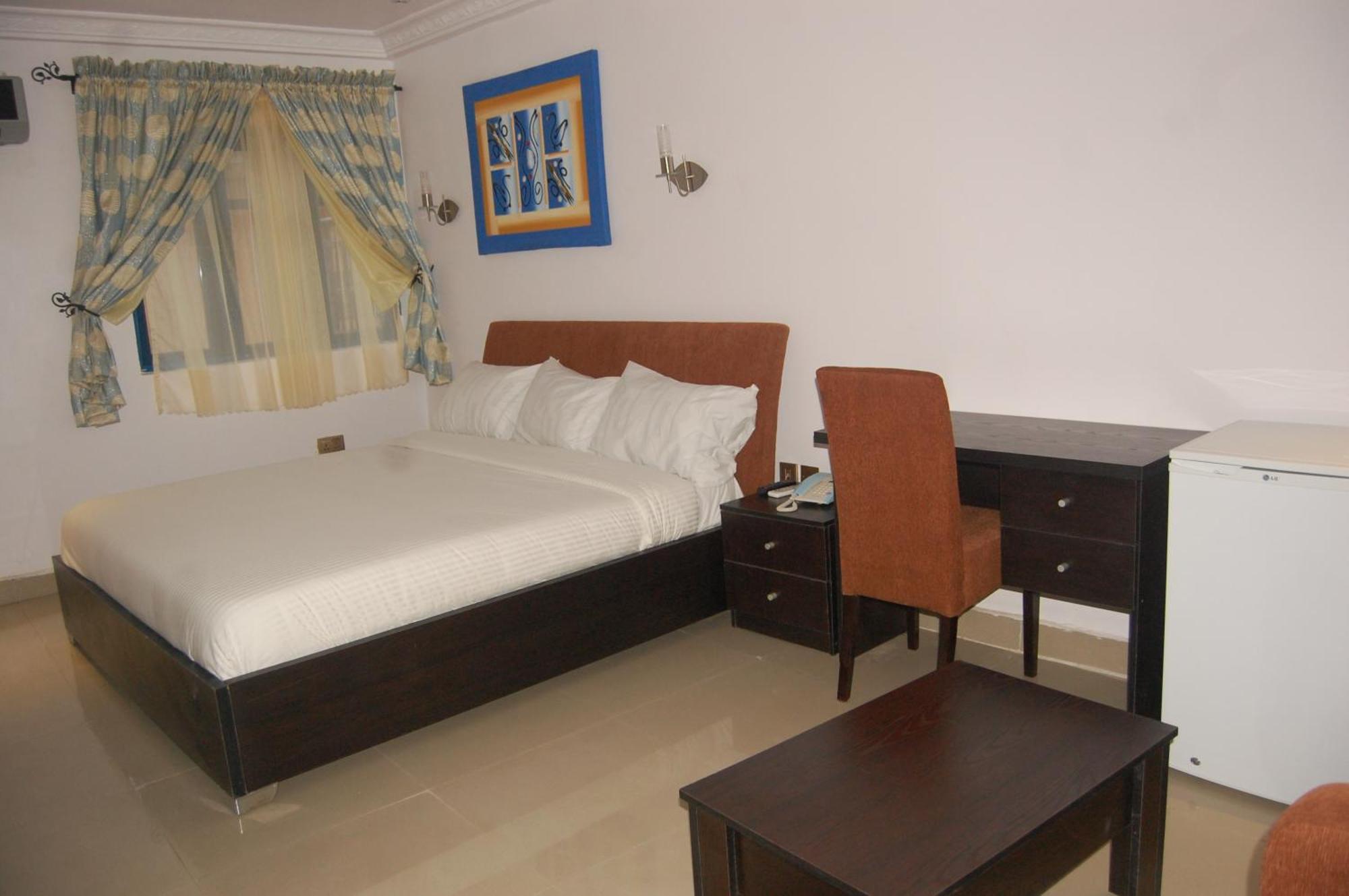Ben Auto Hotel Lagos Extérieur photo