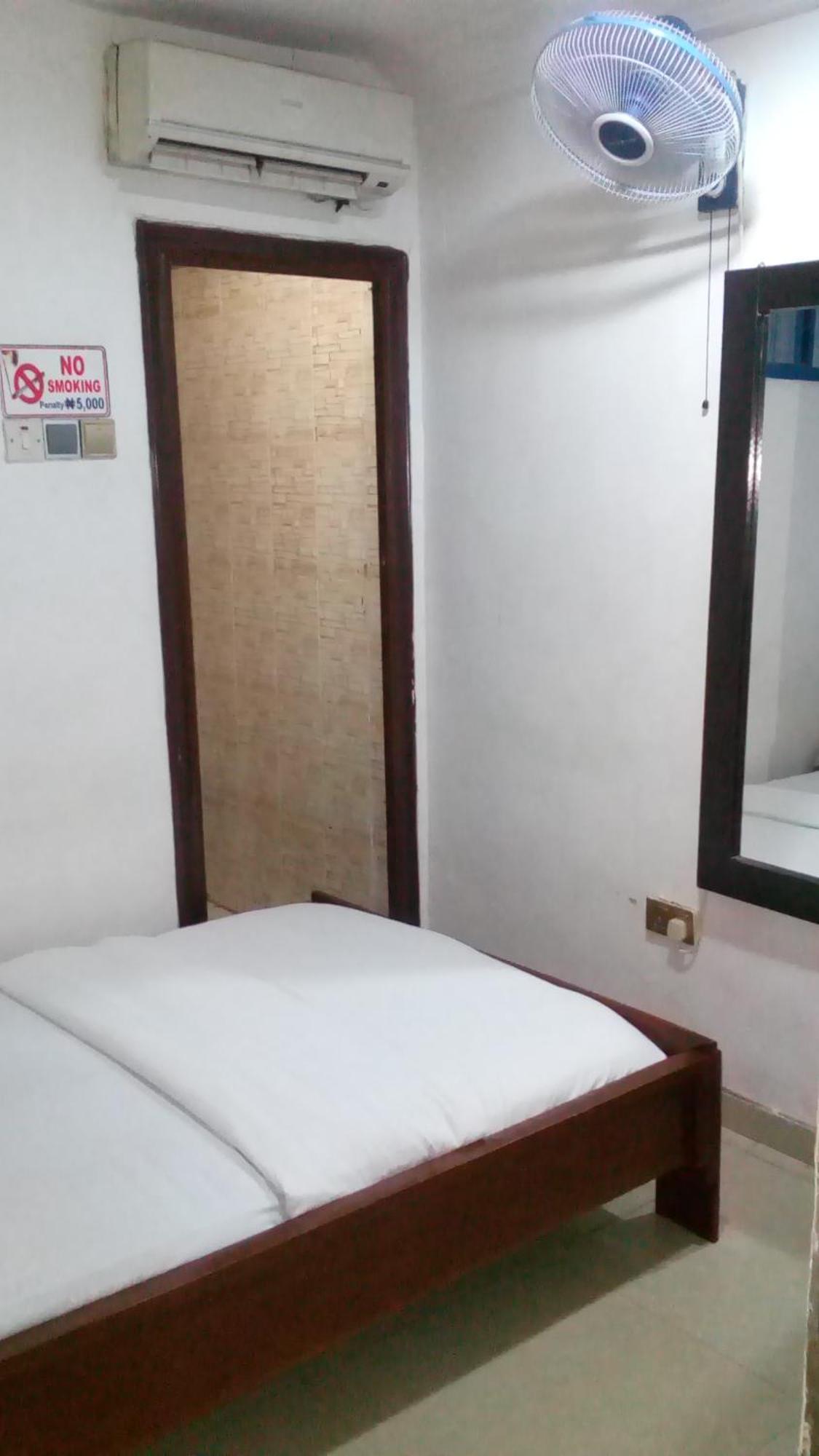 Ben Auto Hotel Lagos Extérieur photo