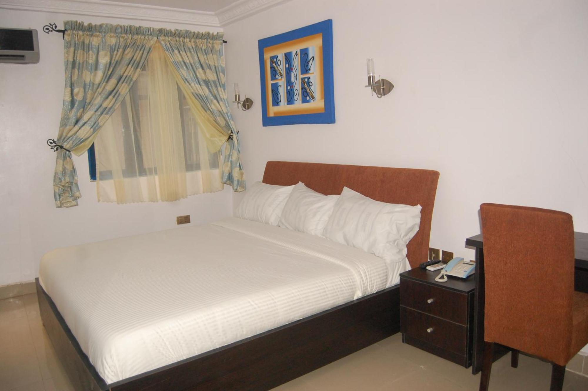 Ben Auto Hotel Lagos Extérieur photo