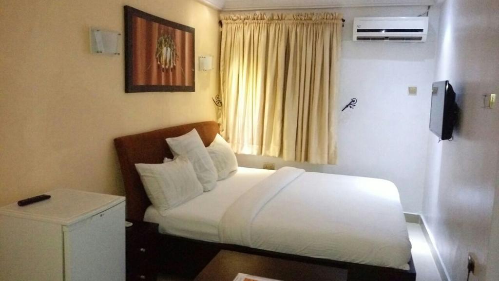 Ben Auto Hotel Lagos Extérieur photo