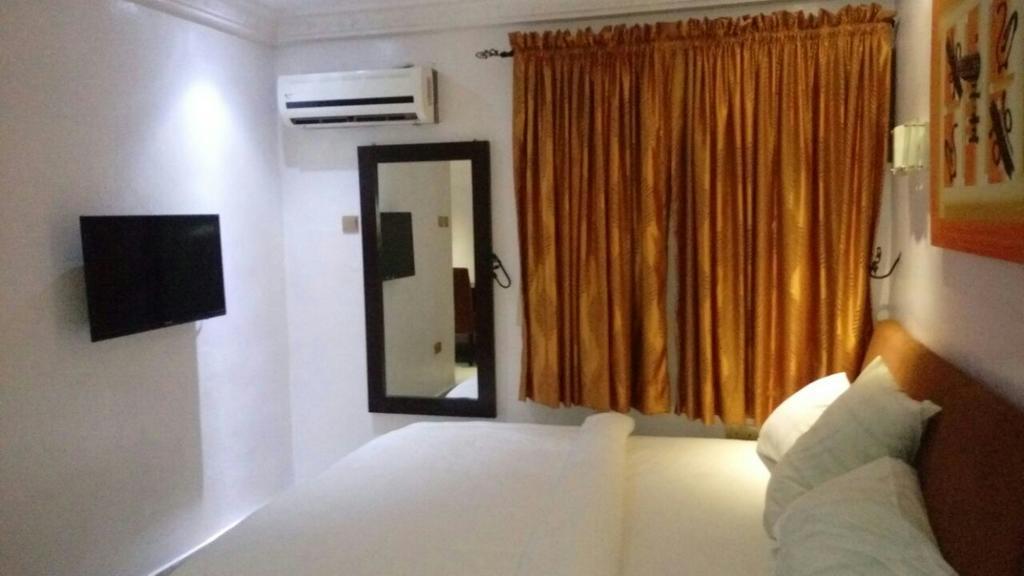 Ben Auto Hotel Lagos Extérieur photo