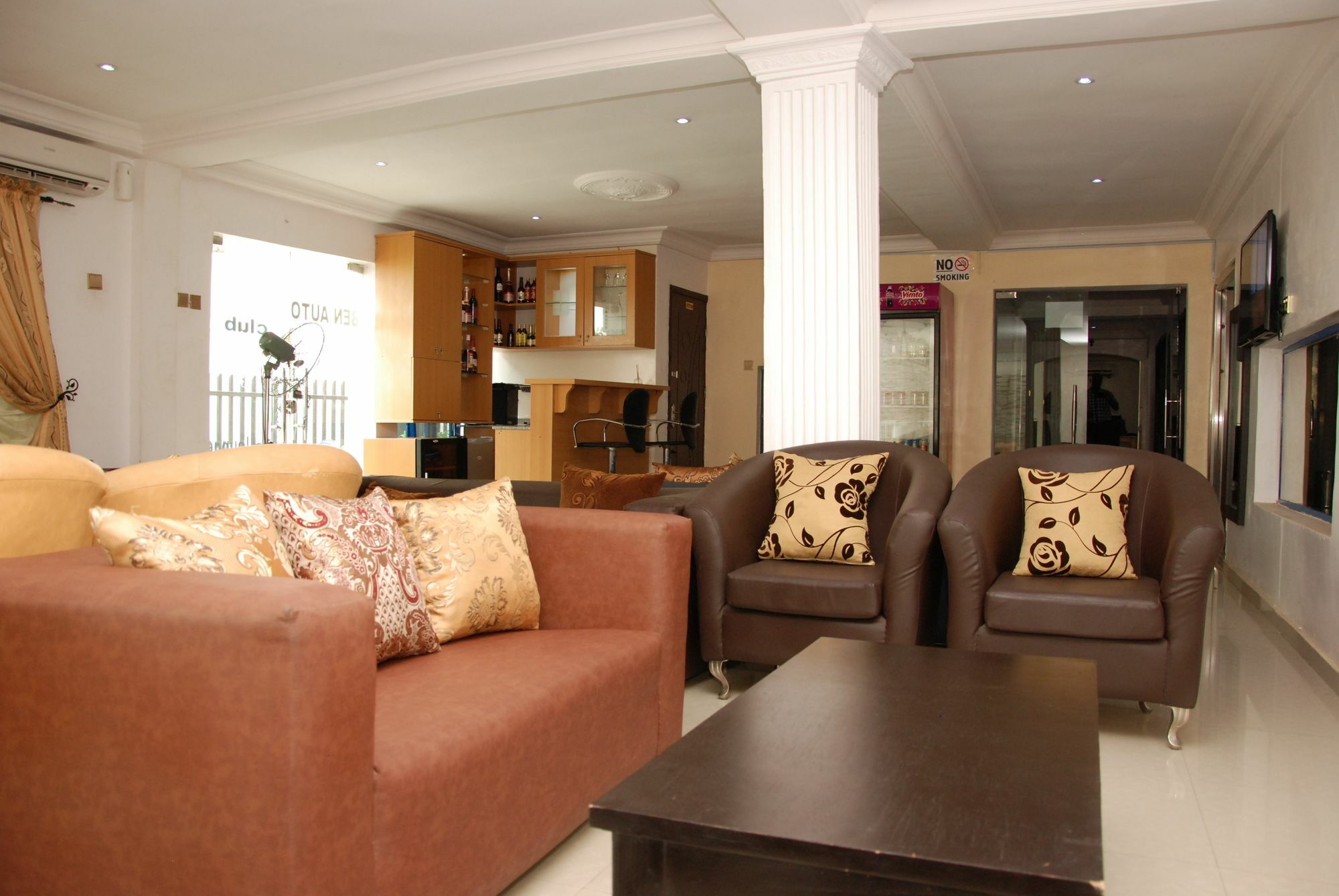 Ben Auto Hotel Lagos Extérieur photo